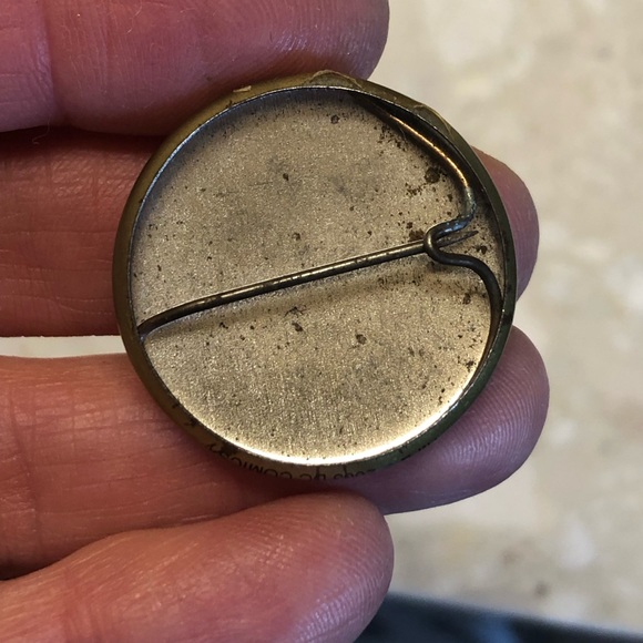 Superman pin DC Comics 2003 gold with red shield superhero - Picture 2 of 7